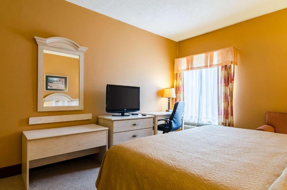 Quality Inn & Suites Manhattan